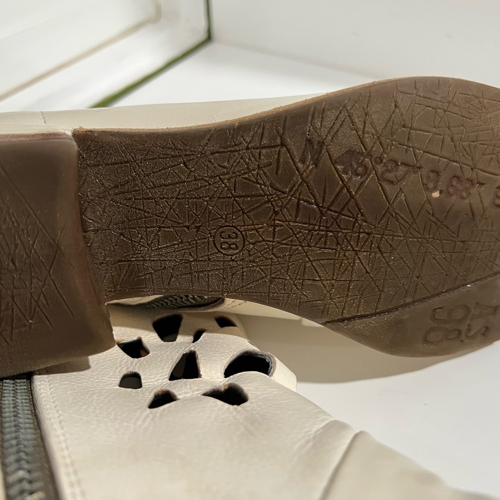 AS98 Ivory CutOut Ankle Boots 38/8 - Picture 9 of 16